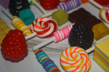 Yaban mersinli, böğürtlenli, çilekli, çikolatalı, pamuk şekerli, şekerli