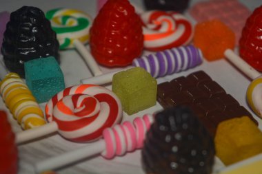 Yaban mersinli, böğürtlenli, çilekli, çikolatalı, pamuk şekerli, şekerli