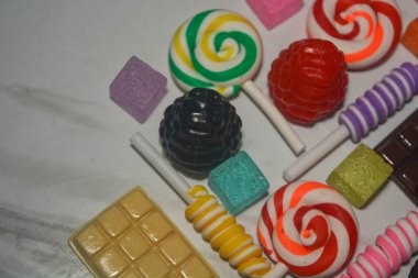 Yaban mersinli, böğürtlenli, çilekli, çikolatalı, pamuk şekerli, şekerli