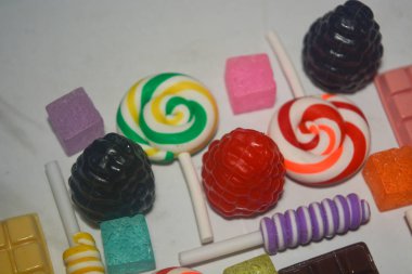 Yaban mersinli, böğürtlenli, çilekli, çikolatalı, pamuk şekerli, şekerli