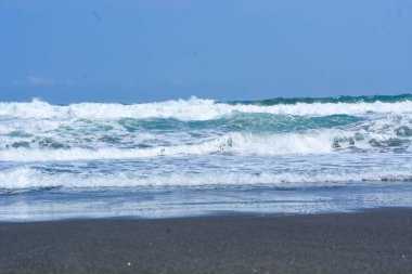 Kebumen 'deki güzel sahil manzarası ve büyük dalgalar