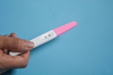 Açılan ve 2 satırla işaretlenen gebeliği kontrol etmek için bir aracı kapat