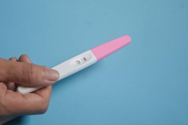 Açılan ve 2 satırla işaretlenen gebeliği kontrol etmek için bir aracı kapat