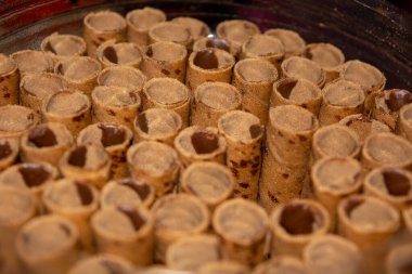 Astor bayram atıştırmalıkları ve hamur işleri hala kavanozlarda düzgünce yerleştirilmiş.