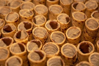 Astor bayram atıştırmalıkları ve hamur işleri hala kavanozlarda düzgünce yerleştirilmiş.