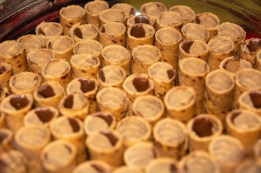 Astor bayram atıştırmalıkları ve hamur işleri hala kavanozlarda düzgünce yerleştirilmiş.