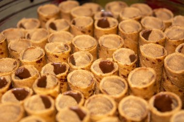 Astor bayram atıştırmalıkları ve hamur işleri hala kavanozlarda düzgünce yerleştirilmiş.