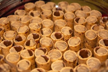 Astor bayram atıştırmalıkları ve hamur işleri hala kavanozlarda düzgünce yerleştirilmiş.