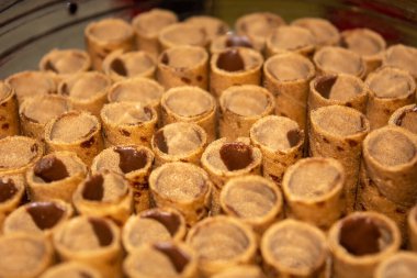 Astor bayram atıştırmalıkları ve hamur işleri hala kavanozlarda düzgünce yerleştirilmiş.