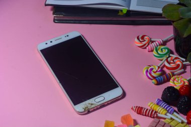 Çeşitli okul ekipmanlarına sahip akıllı telefon çerçevesi