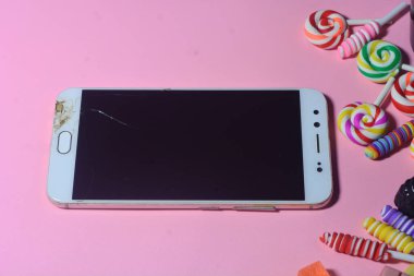 Çeşitli okul ekipmanlarına sahip akıllı telefon çerçevesi