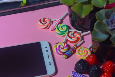 Çeşitli okul ekipmanlarına sahip akıllı telefon çerçevesi