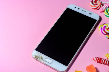 Çeşitli okul ekipmanlarına sahip akıllı telefon çerçevesi