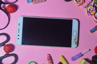 Çeşitli okul ekipmanlarına sahip akıllı telefon çerçevesi