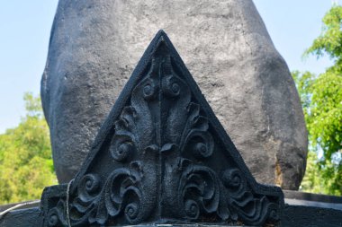 Tarihi mirasların olduğu bir bölgede taştan yapılmış bir anıt.