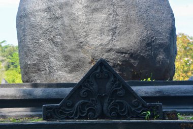 Tarihi mirasların olduğu bir bölgede taştan yapılmış bir anıt.