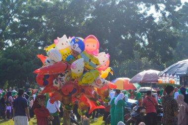 25 Haziran 2023, kasaba meydanında bir grup insan vardı. Wonosobo, Endonezya