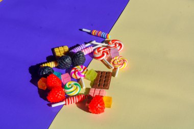 Yaban mersinli, böğürtlenli, çilekli, çikolatalı, pamuk şekerli, şekerli