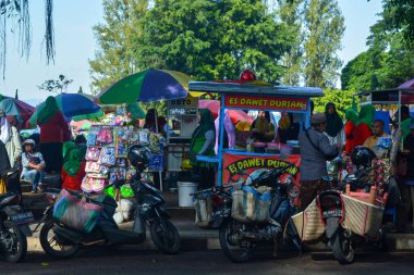 25 Haziran 2023, kasaba meydanında bir grup insan vardı. Wonosobo, Endonezya