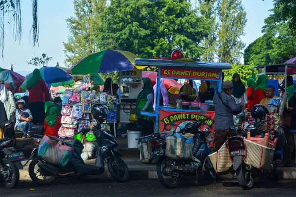 25 Haziran 2023, kasaba meydanında bir grup insan vardı. Wonosobo, Endonezya