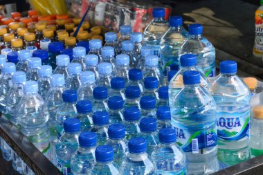 15 Haziran 2023, konserve ve şişe içecekler buzdolabında taze görünüyor, Wadaslintang, Wonosobo