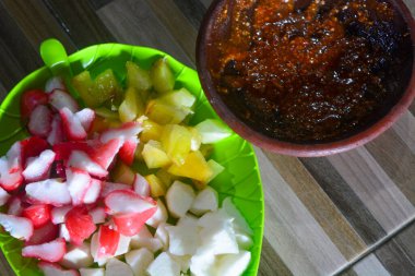 Esmer şeker ve fıstık soslu çeşitli meyve 