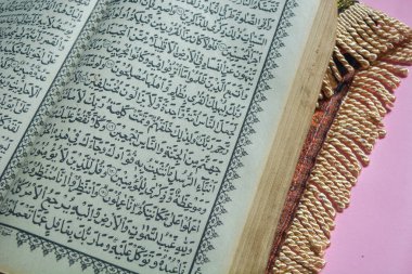 12 Haziran 2023 'te, Kuran' ın, Müslümanlar, Wonosobo, Endonezya için dua halılarının ve tespihlerin düzleştirilmiş fotoğrafı serildi.