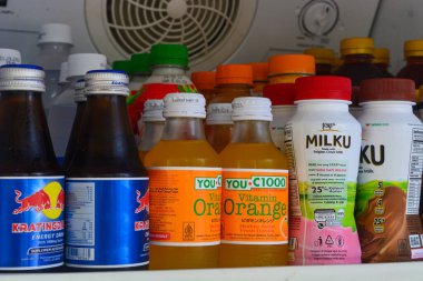 15 Haziran 2023, konserve ve şişe içecekler buzdolabında taze görünüyor, Wadaslintang, Wonosobo