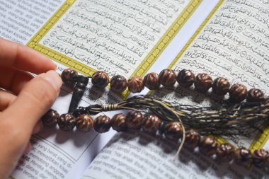 12 Haziran 2023 'te, Kuran' ın, Müslümanlar, Wonosobo, Endonezya için dua halılarının ve tespihlerin düzleştirilmiş fotoğrafı serildi.