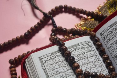 12 Haziran 2023 'te, Kuran' ın, Müslümanlar, Wonosobo, Endonezya için dua halılarının ve tespihlerin düzleştirilmiş fotoğrafı serildi.