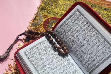 12 Haziran 2023 'te, Kuran' ın, Müslümanlar, Wonosobo, Endonezya için dua halılarının ve tespihlerin düzleştirilmiş fotoğrafı serildi.