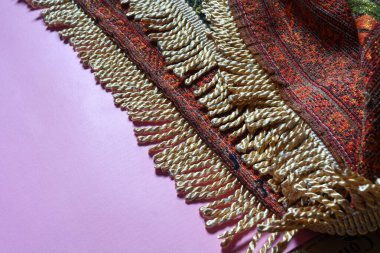 12 Haziran 2023 'te, Kuran' ın, Müslümanlar, Wonosobo, Endonezya için dua halılarının ve tespihlerin düzleştirilmiş fotoğrafı serildi.