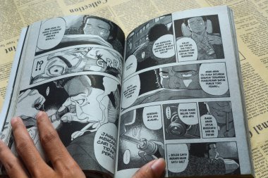 25 Haziran 2023 'te, Wonosobo.Endonezya' daki ahşap masa zeminine karşı komik bir fotoğraf açılıyor.