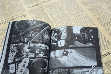 25 Haziran 2023 'te, Wonosobo.Endonezya' daki ahşap masa zeminine karşı komik bir fotoğraf açılıyor.