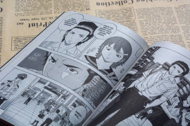 25 Haziran 2023 'te, Wonosobo.Endonezya' daki ahşap masa zeminine karşı komik bir fotoğraf açılıyor.