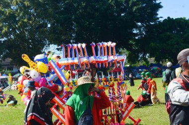 15 Haziran 2023, Wonosobo Meydanı, Wonosobo, Endonezya 'da hareketli bir atmosferin fotoğrafı.