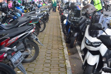 12 Haziran 2023, Wadaslintang, Wonosobo 'da düzgünce düzenlenmiş bir motosiklet park yeri fotoğrafı.