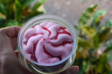 Çilek aromalı dondurmanın yakın plan fotoğrafını cam bardakta gerçek çilekli vla ile çek.