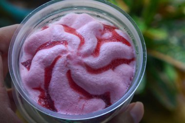 Çilek aromalı dondurmanın yakın plan fotoğrafını cam bardakta gerçek çilekli vla ile çek.