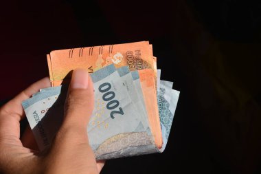 Siyah arkaplanlı Endonezya devlet para birimi fotoğrafı.