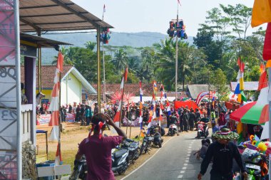 16 Eylül 2023, Endonezya 'nın bağımsız Endonezya teması, Endonezya renkleriyle canlandırılmış, çeşitli eşsiz kostümler, Wonosobo, Endonezya