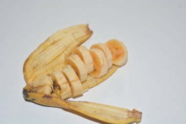 Beyaz arkaplanda izole edilmiş muz meyvesi fotoğrafı