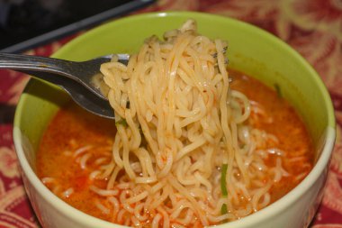 Sebzeli Indomie çorbası. Baharatlı sos.