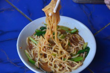 Hamur köftesi, soya soslu tavuk ve hardallı sebzeli tavuk fotoğrafı.