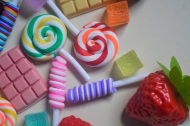 Lolipopların, şekerlerin, çikolataların yakın plan fotoğrafı.