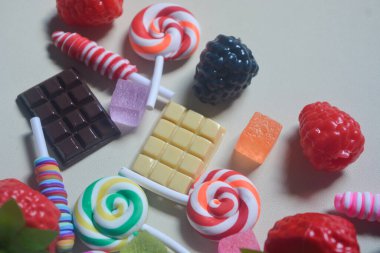 Lolipopların, şekerlerin, çikolataların yakın plan fotoğrafı.