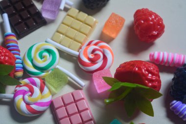 Lolipopların, şekerlerin, çikolataların yakın plan fotoğrafı.