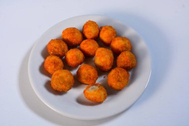 Seramik tabakta kızarmış tavuk nuggetlarını yakın.