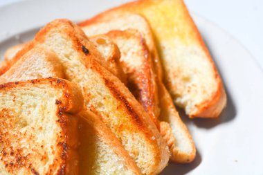 Tereyağlı tost ve şekerli serpinti.