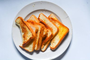 Tereyağlı tost ve şekerli serpinti.